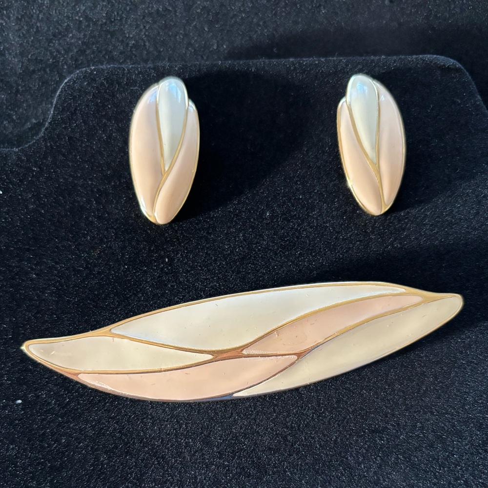 Vintage Monet Gold and Pink/Cream Jewelry Set